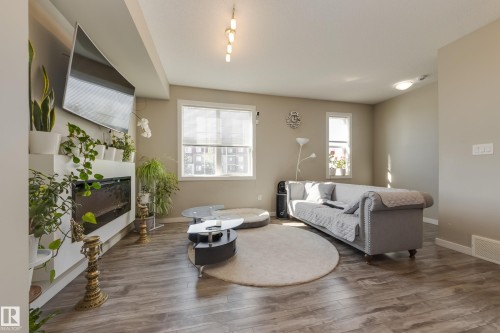 31 2803 James Mowatt Trail, Edmonton, AB - Indoor Photo Showing Living Room