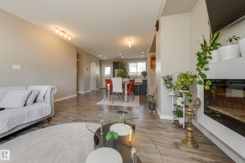 31 2803 James Mowatt Trail, Edmonton, AB - Indoor Photo Showing Living Room
