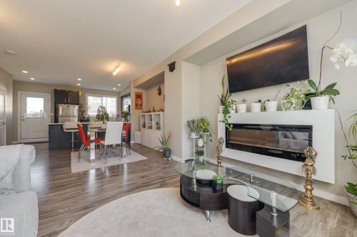31 2803 James Mowatt Trail, Edmonton, AB - Indoor Photo Showing Living Room