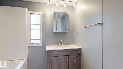 22 West View Boulevard, Edmonton, AB - Indoor Photo Showing Bathroom