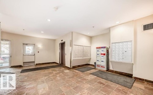 322 4304 139 Avenue, Edmonton, AB - Indoor Photo Showing Other Room
