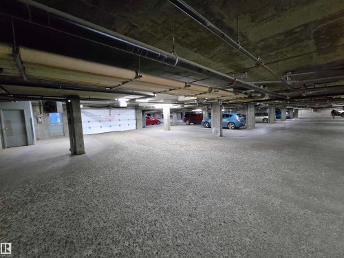 322 4304 139 Avenue, Edmonton, AB - Indoor Photo Showing Garage