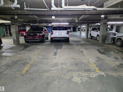 322 4304 139 Avenue, Edmonton, AB - Indoor Photo Showing Garage