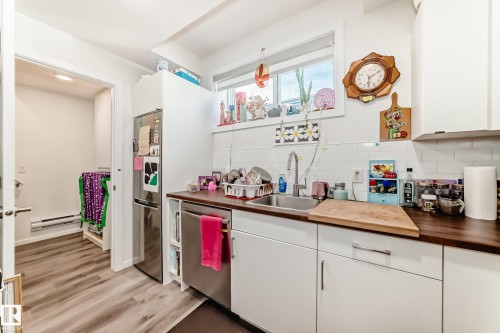 1 11326 95A Street, Edmonton, AB - Indoor Photo Showing Kitchen