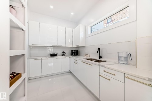 2747 Wheaton Drive, Edmonton, AB - Indoor Photo Showing Kitchen With Double Sink