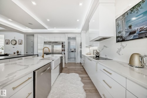 2747 Wheaton Drive, Edmonton, AB - Indoor Photo Showing Kitchen With Upgraded Kitchen