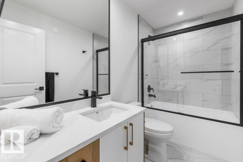 9805 106 Avenue, Morinville, AB - Indoor Photo Showing Bathroom