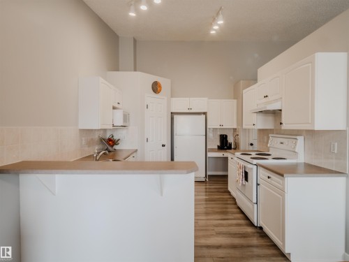 18 64 Blackburn, Edmonton, AB - Indoor Photo Showing Kitchen