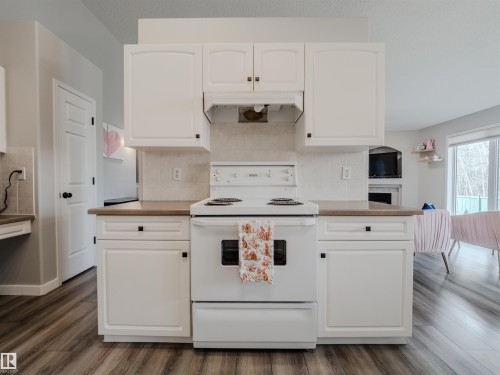 18 64 Blackburn, Edmonton, AB - Indoor Photo Showing Kitchen