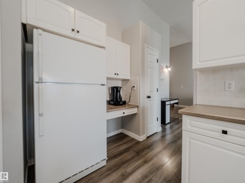 18 64 Blackburn, Edmonton, AB - Indoor Photo Showing Kitchen