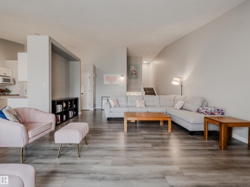 18 64 Blackburn, Edmonton, AB - Indoor Photo Showing Living Room