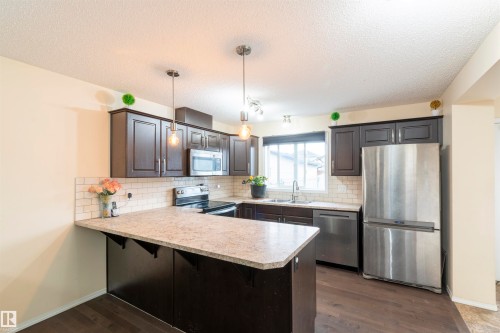 3019 Arthurs Crescent, Edmonton, AB - Indoor Photo Showing Kitchen