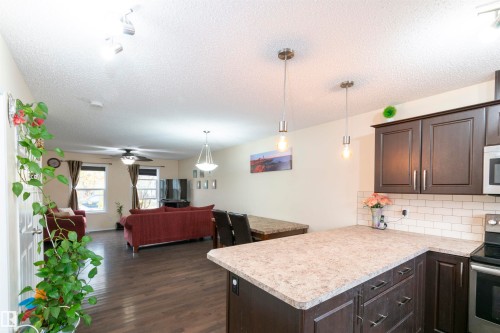 3019 Arthurs Crescent, Edmonton, AB - Indoor Photo Showing Kitchen