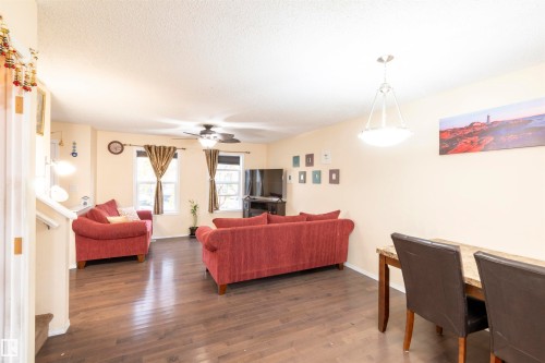 3019 Arthurs Crescent, Edmonton, AB - Indoor Photo Showing Living Room