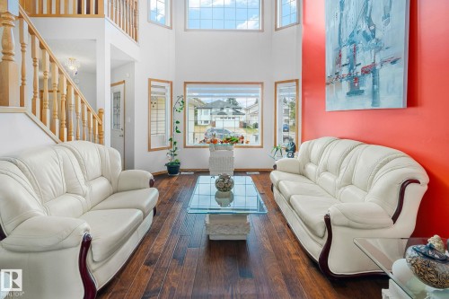 1238 Joyce Crescent Nw, Edmonton, AB - Indoor Photo Showing Living Room