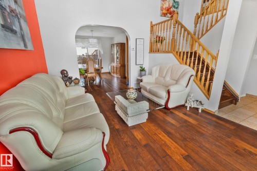 1238 Joyce Crescent Nw, Edmonton, AB - Indoor Photo Showing Living Room