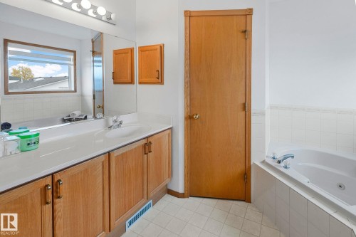 1238 Joyce Crescent Nw, Edmonton, AB - Indoor Photo Showing Bathroom