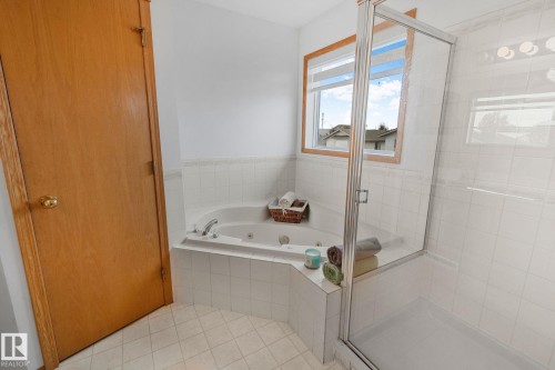 1238 Joyce Crescent Nw, Edmonton, AB - Indoor Photo Showing Bathroom