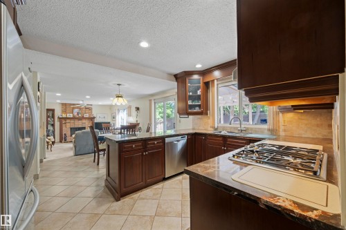 2811 125 Street, Edmonton, AB - Indoor Photo Showing Kitchen With Upgraded Kitchen