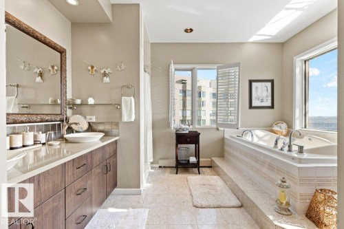 1701 10010 119 Street, Edmonton, AB - Indoor Photo Showing Bathroom