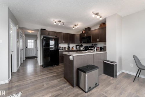 521 Ebbers Way, Edmonton, AB - Indoor Photo Showing Kitchen