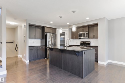 2328 Ware Crescent, Edmonton, AB - Indoor Photo Showing Kitchen With Upgraded Kitchen