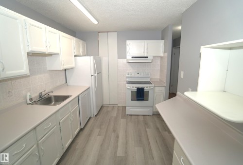 245 Surrey Gardens Gardens, Edmonton, AB - Indoor Photo Showing Kitchen