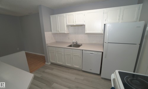245 Surrey Gardens, Edmonton, AB - Indoor Photo Showing Kitchen