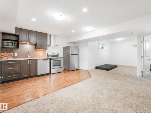 1004 Secord Promenade, Edmonton, AB - Indoor Photo Showing Kitchen