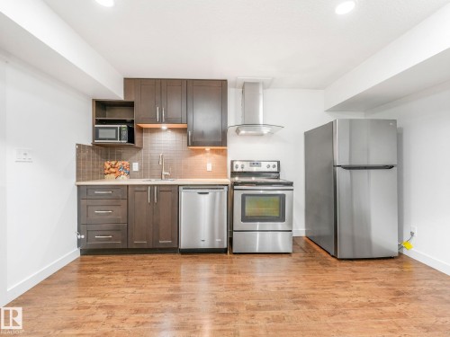 1004 Secord Promenade, Edmonton, AB - Indoor Photo Showing Kitchen
