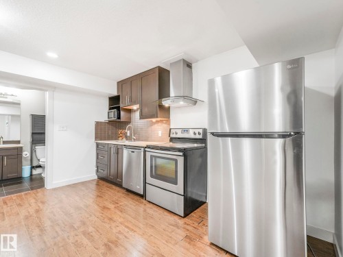 1004 Secord Promenade, Edmonton, AB - Indoor Photo Showing Kitchen