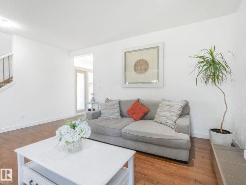 1004 Secord Promenade, Edmonton, AB - Indoor Photo Showing Living Room