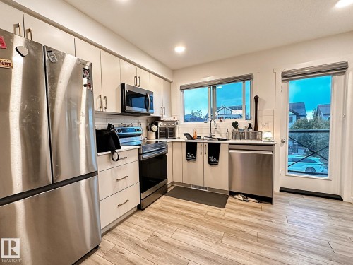 13 1025 Secord Promenade Promenade, Edmonton, AB - Indoor Photo Showing Kitchen