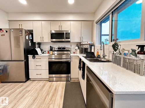 13 1025 Secord Promenade Promenade, Edmonton, AB - Indoor Photo Showing Kitchen