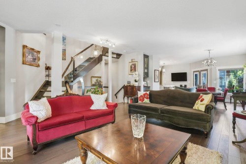 11121 81 Avenue, Edmonton, AB - Indoor Photo Showing Living Room