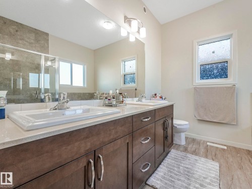 1224 25 Avenue, Edmonton, AB - Indoor Photo Showing Bathroom