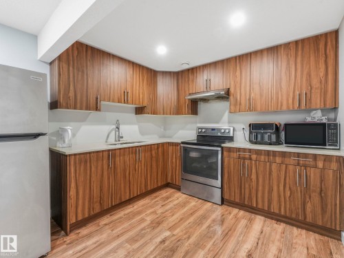 1224 25 Avenue, Edmonton, AB - Indoor Photo Showing Kitchen