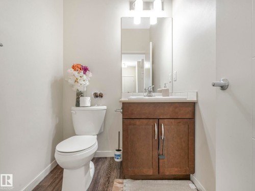 1224 25 Avenue, Edmonton, AB - Indoor Photo Showing Bathroom
