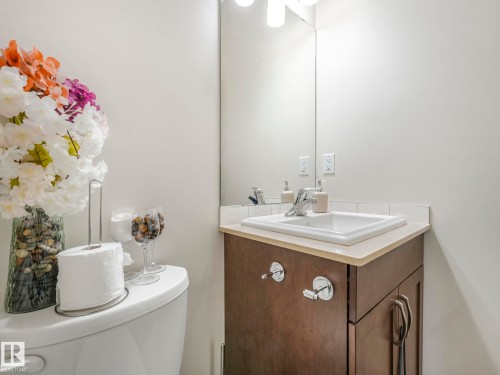 1224 25 Avenue, Edmonton, AB - Indoor Photo Showing Bathroom