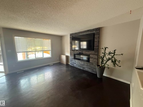 6007 5 Avenue, Edmonton, AB - Indoor Photo Showing Living Room