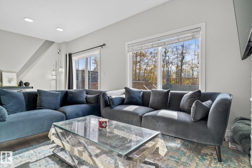 267 39 Ave, Edmonton, AB - Indoor Photo Showing Living Room