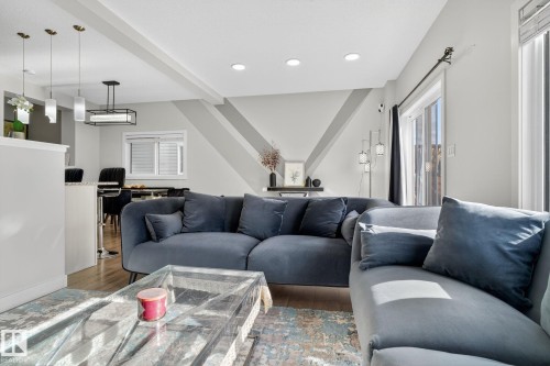 267 39 Ave, Edmonton, AB - Indoor Photo Showing Living Room