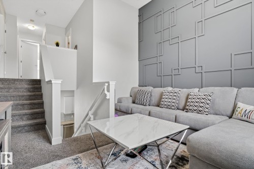 267 39 Ave, Edmonton, AB - Indoor Photo Showing Living Room