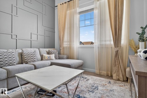 267 39 Ave, Edmonton, AB - Indoor Photo Showing Living Room