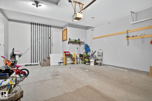 267 39 Ave, Edmonton, AB - Indoor Photo Showing Garage