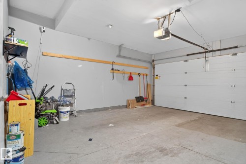 267 39 Ave, Edmonton, AB - Indoor Photo Showing Garage
