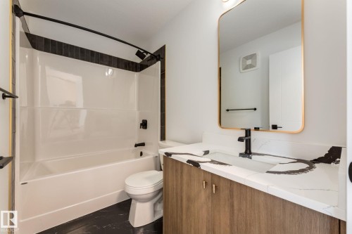 2128 Crossbill Lane, Edmonton, AB - Indoor Photo Showing Bathroom