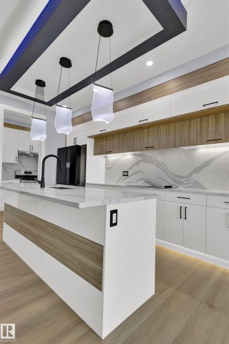 2020 155 Avenue, Edmonton, AB - Indoor Photo Showing Kitchen