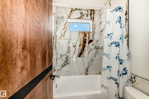 Bathroom featuring shower / bath combo and toilet - 42 Elwyck Gate, Spruce Grove, AB - Indoor Photo Showing Bathroom