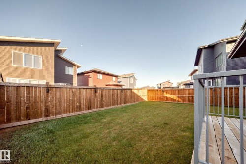 Fenced backyard with a residential view - 42 Elwyck Gate, Spruce Grove, AB - Outdoor